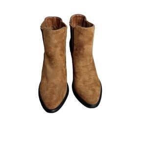 Unilady  tan suede ankle booties with stretch sides and chunky block heel size 7